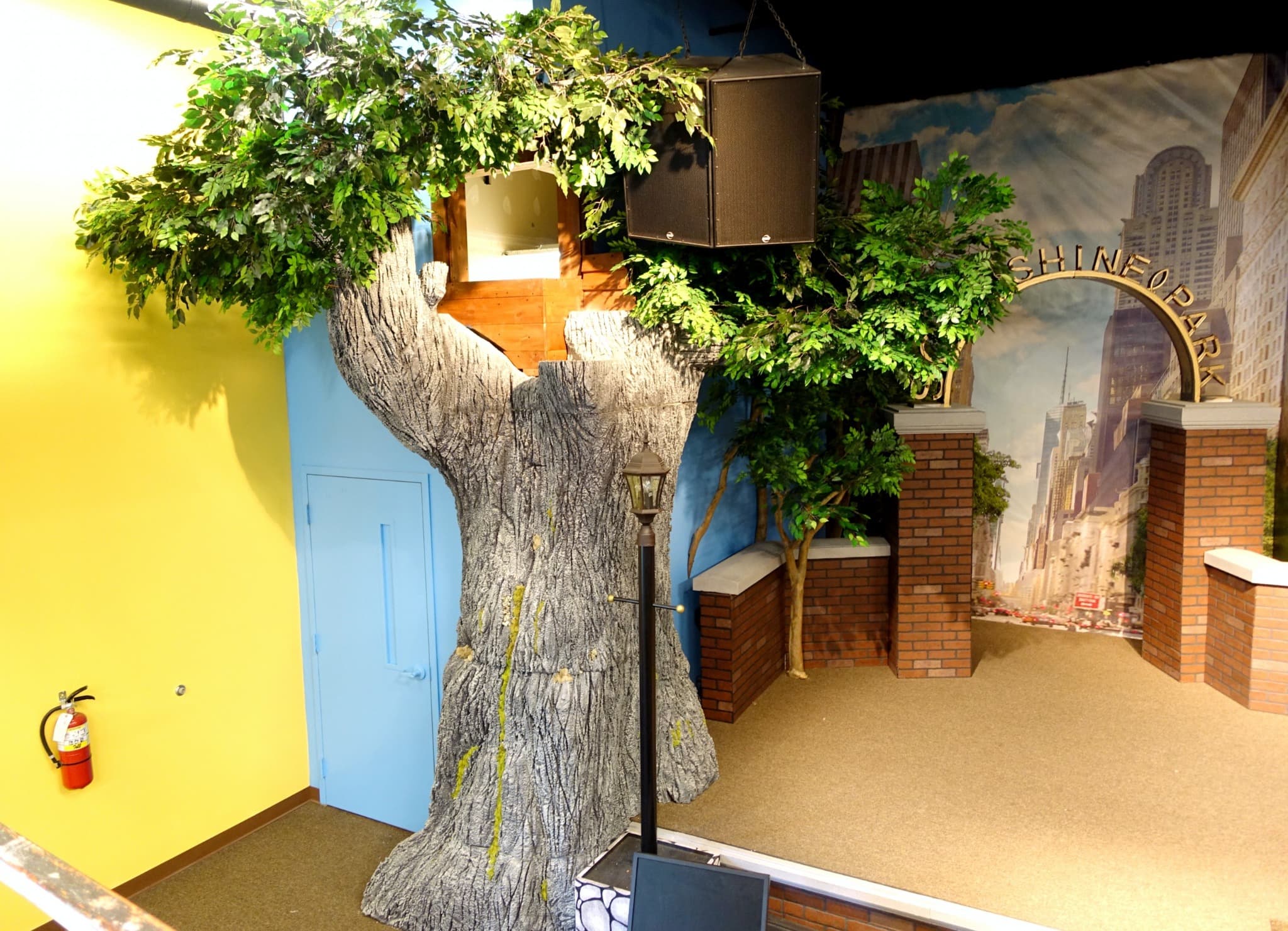 Large sculptural tree and city entrance feature